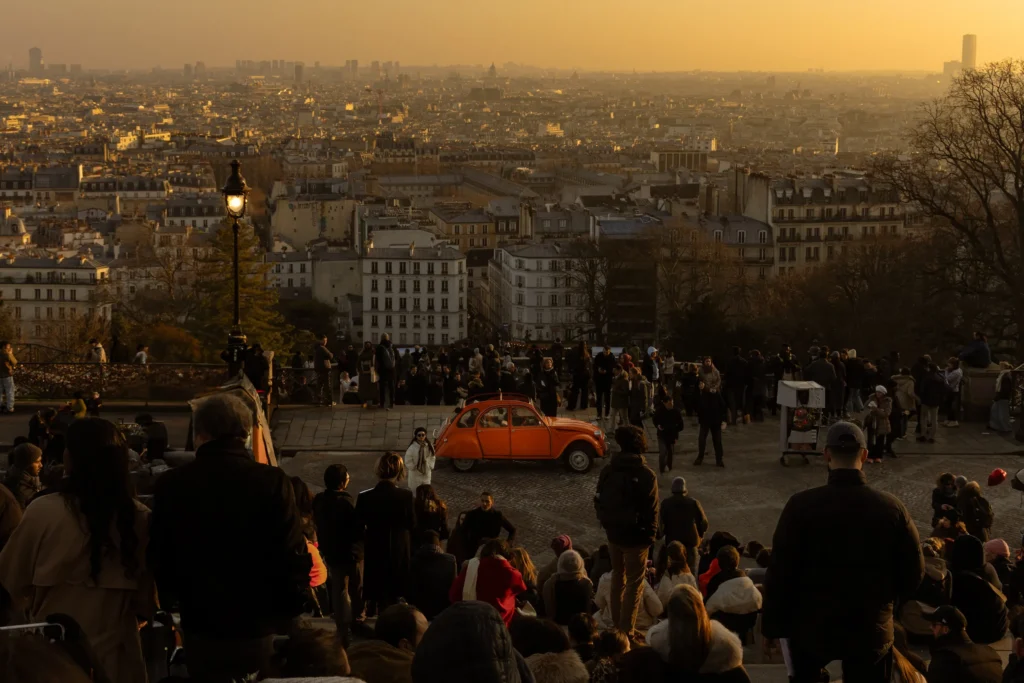 montmartre-red-car