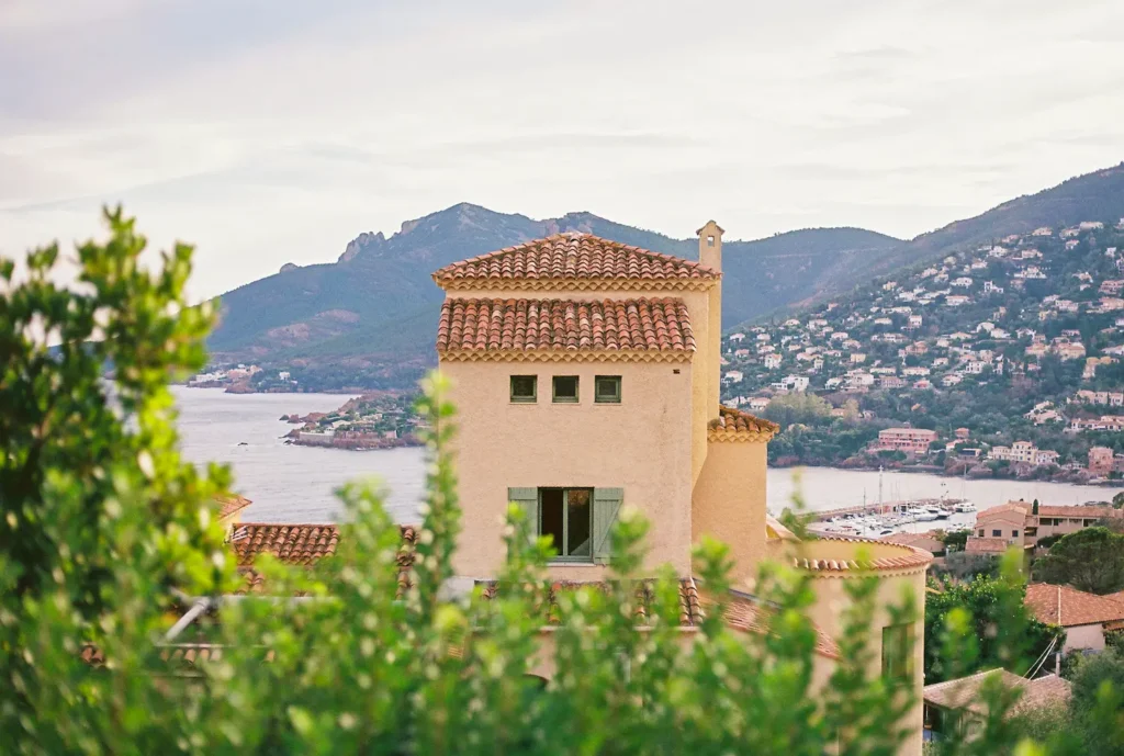cliffside-home-theoulse-sur-mer